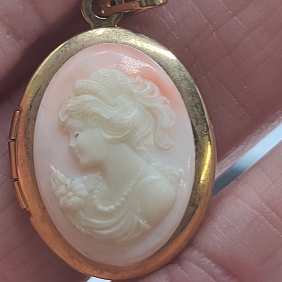 cameo Jewelry - Vintage Cameo Locket Gold Tone Pendant
